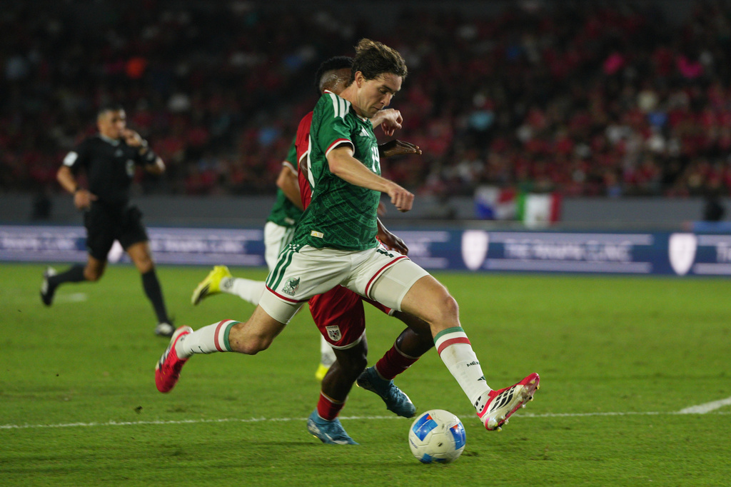 Mexico's Marcel Ruiz protects the ball from Panama's Kevin Galvan during an international friendly soccer match in Panama City, Thursday, Jan. 22, 2026. (AP Photo/Agustin Herrera)