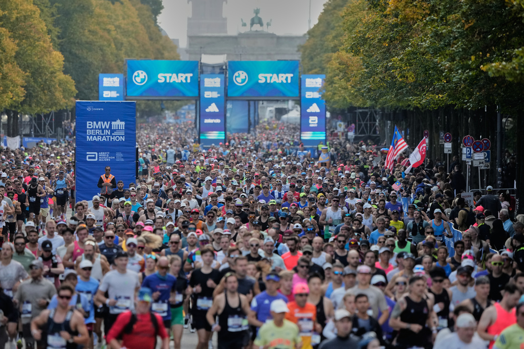 Runners start in the Berlin Marathon in Berlin, Germany, Sunday, Sept. 27, 2026. (AP Photo/Ebrahim Noroozi)