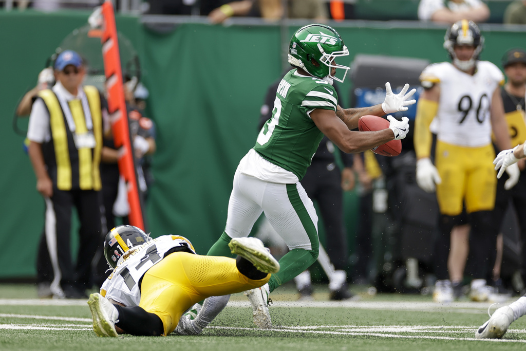 New York Jets' Xavier Gipson, right, drops a kickoff return after Pittsburgh Steelers running back Kenneth Gainwell, left, slapped it out of his hands during the second half of an NFL football game Sunday, Sept. 7, 2025, in East Rutherford, N.J. (AP Photo/Adam Hunger)