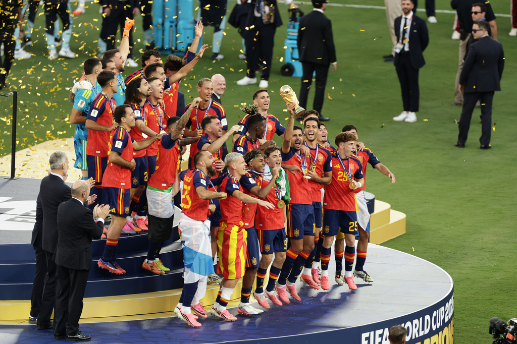 Spain celebrates with the trophy after the World Cup final soccer match between Spain and Argentina in East Rutherford, N.J., near New York, Sunday, July 19, 2026. (AP Photo/Adam Hunger)