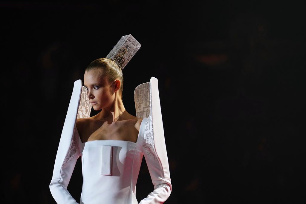 A model wears a creation as part of the Stephane Rolland Spring/Summer 2026 Haute Couture collection presented in Paris, Tuesday, Jan. 27, 2026. (AP Photo/Aurelien Morissard)