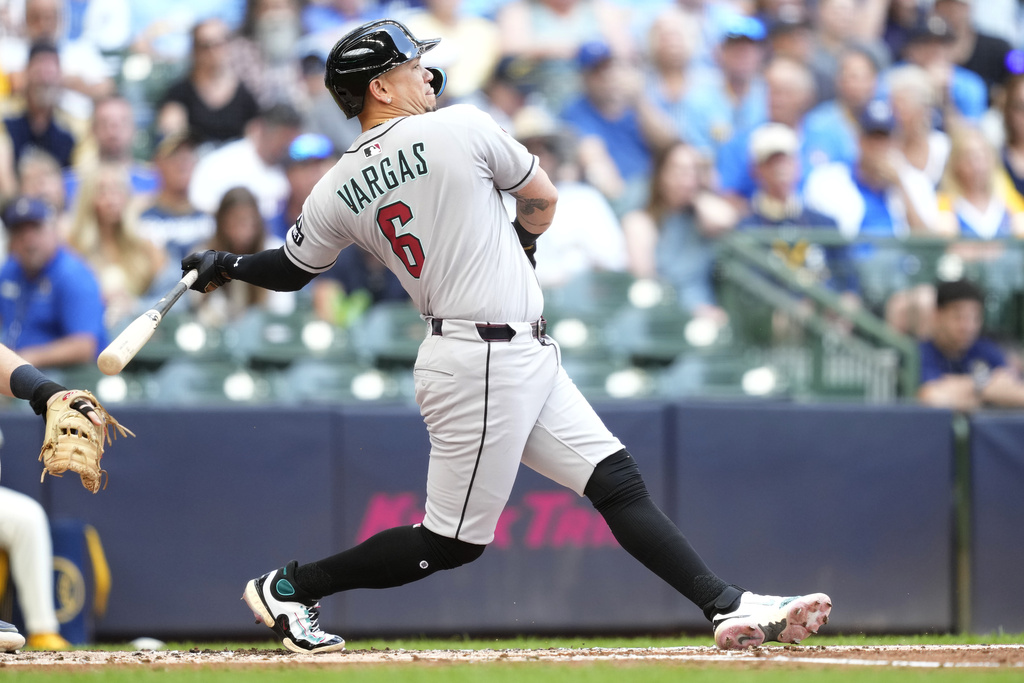Arizona Diamondbacks' Ildemaro Vargas hits a two-run RBI single during the second inning of a baseball game against the Milwaukee Brewers, Thursday, Aug. 28, 2025, in Milwaukee. (AP Photo/Kayla Wolf)