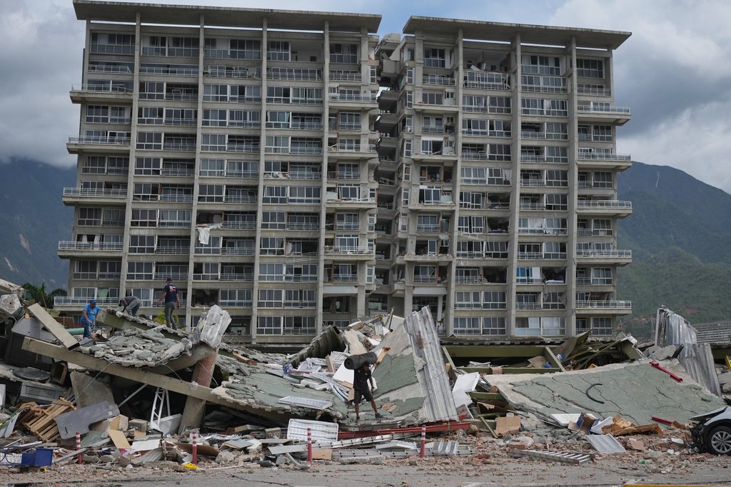 An earthquake-damaged building stands in La Guaira, Venezuela, Sunday, June 28, 2026. (AP Photo/Matias Delacroix)
