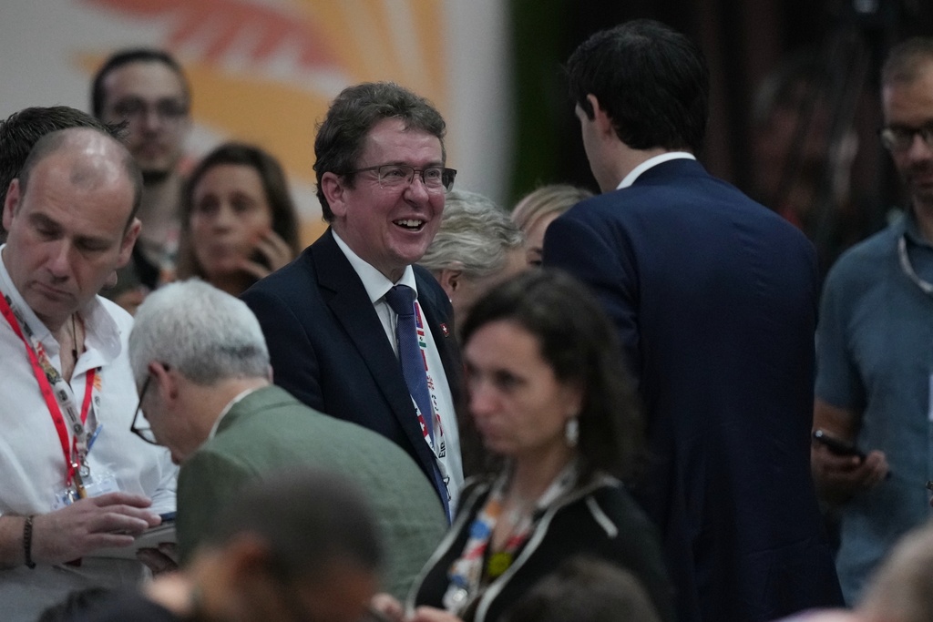 Member of the Swiss Federal Council Albert Rosti, left, speaks with Wopke Hoekstra, EU climate commissioner, at a plenary session at the COP30 U.N. Climate Summit, Friday, Nov. 21, 2025, in Belem, Brazil. (AP Photo/Fernando Llano)