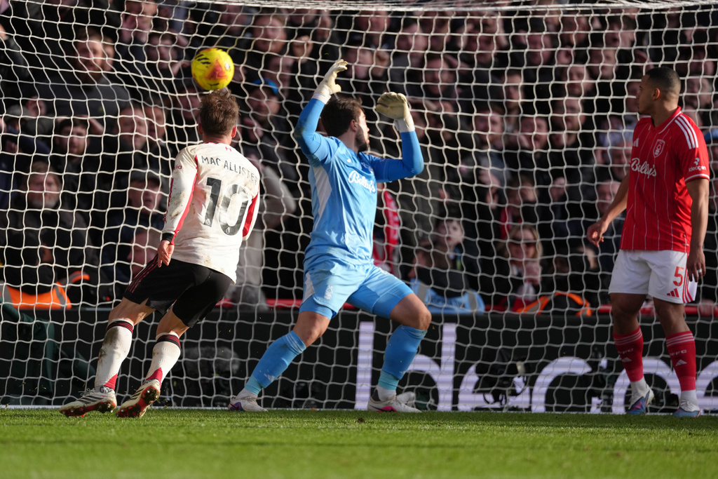 Liverpool's Alexis Mac Allister, left, scores his side's first goal during the English Premier League soccer match between Nottingham Forest and Liverpool in Nottingham, Sunday, Feb. 22, 2026.(AP Photo/Dave Shopland)