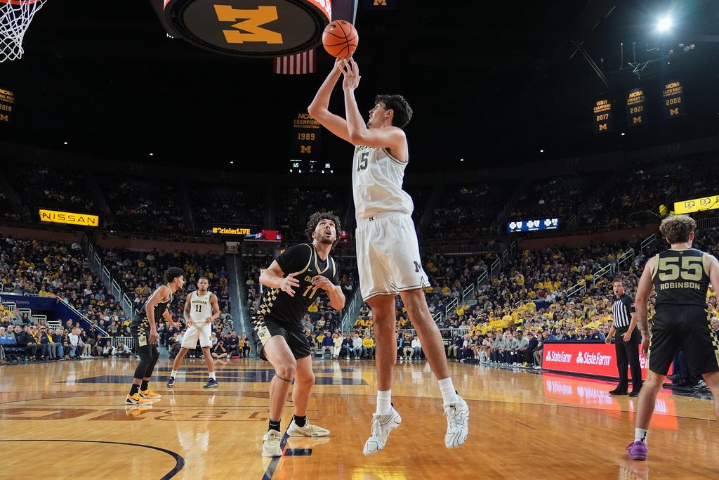 Michigan center Aday Mara, right, shoots against Oakland forward Nate Deer, left, during the first half of an NCAA college basketball game, Monday, Nov. 3, 2025, in Ann Arbor, Mich. (AP Photo/Ryan Sun)