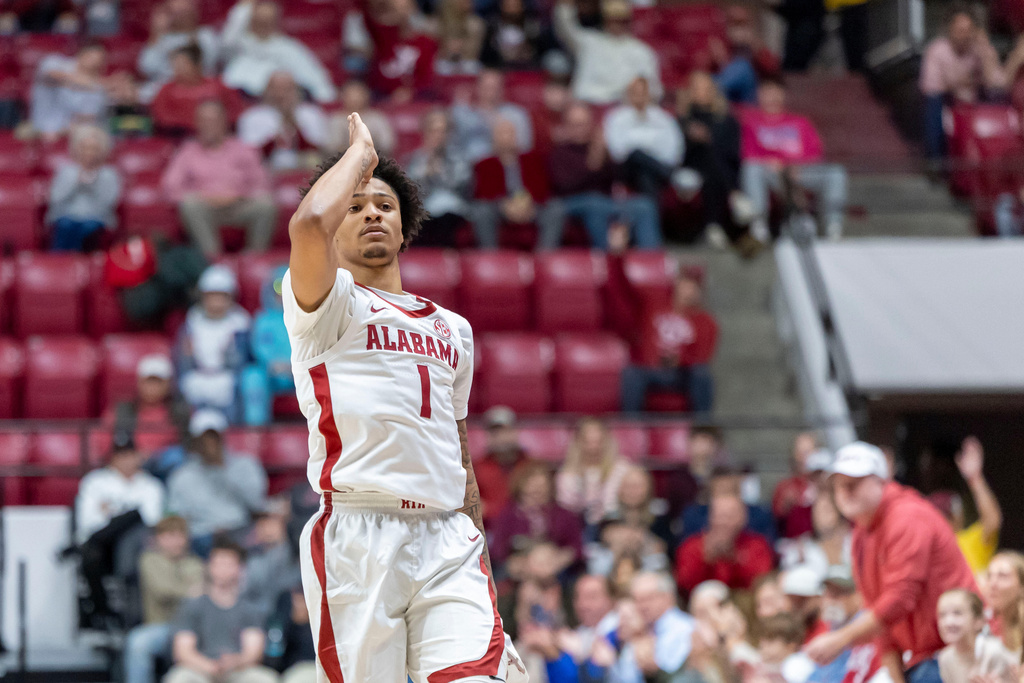 Alabama guard Jalil Bethea celebrates after his 3-point basket against UTSA during the first half of an NCAA college basketball game, Sunday, Dec. 7, 2025, in Tuscaloosa, Ala. (AP Photo/Vasha Hunt)