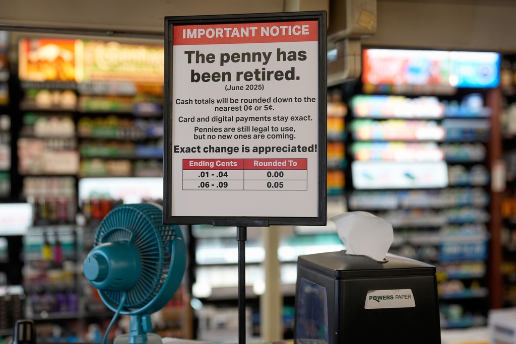 A sign in a Kwik Trip store shows the store will no longer be using pennies to give change, on Oct. 23, 2025, in Yorkville, Wis. (AP Photo/Morry Gash)