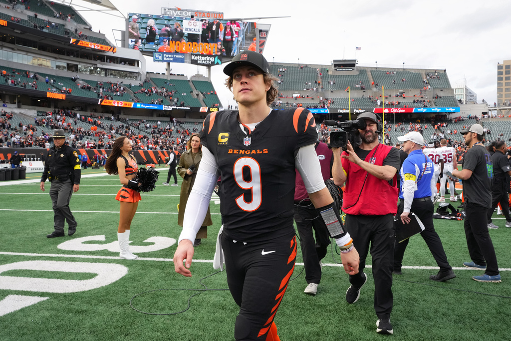 Cincinnati Bengals quarterback Joe Burrow leaves the field after an NFL football game against the Arizona Cardinals, Sunday, Dec. 28, 2025, in Cincinnati. (AP Photo/Jeff Dean)