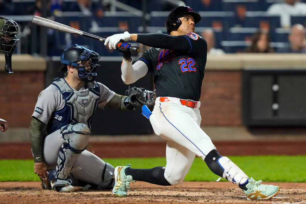 New York Mets' Juan Soto (22) hits a home run during the seventh inning of a baseball game against the New York Yankees, Friday, May 15, 2026, in New York. (AP Photo/Yuki Iwamura)