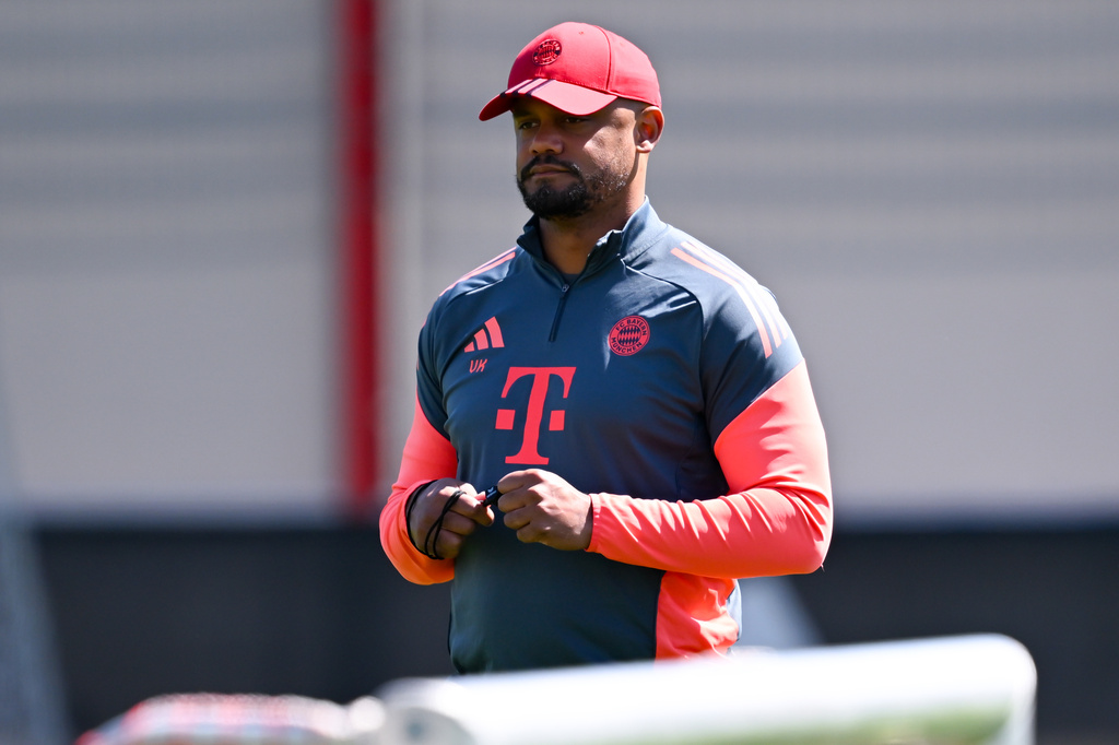 Bayern Munich's coach Vincent Kompany attends a team training session ahead of a Champions League semi-final, first leg soccer match against Paris Saint-Germain, in Munich, Germany, Monday, April 27, 2026. (Sven Hoppe/dpa via AP)