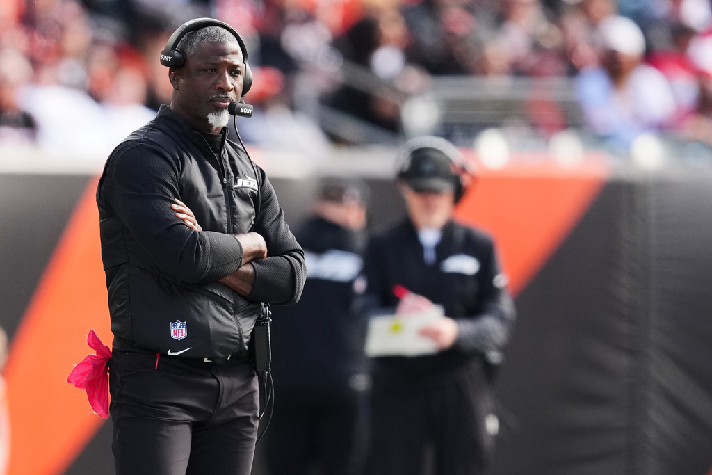 New York Jets head coach Aaron Glenn stands along the sideline during the second half of an NFL football game against the Cincinnati Bengals, Sunday, Oct. 26, 2025, in Cincinnati. (AP Photo/Jeff Dean)