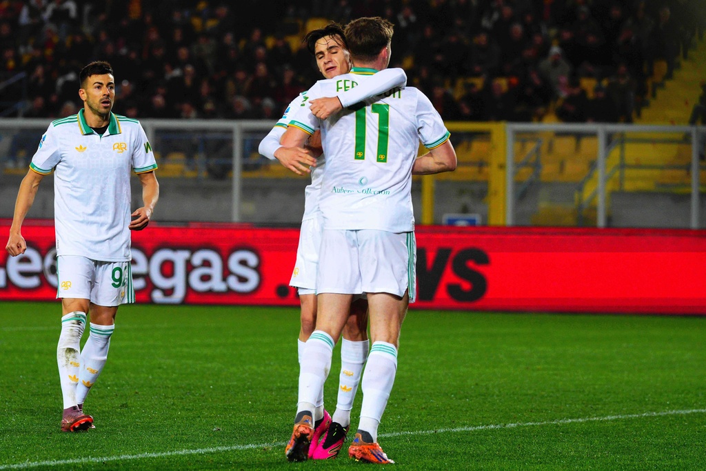Roma's Evan Ferguson, back to camera, celebrates after scoring during the Serie A soccer match between Lecce and Roma, in Lecce, Italy, Tuesday, Jan. 6, 2026. (Giovanni Evangelista/LaPresse via AP)