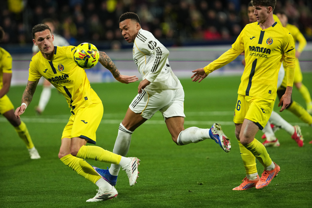 Real Madrid's Kylian Mbappe, center, in action during a Spanish La Liga soccer match between Villarreal and Real Madrid in Villarreal, Spain, Saturday, Jan. 24, 2026. (AP Photo/Alberto Saiz)