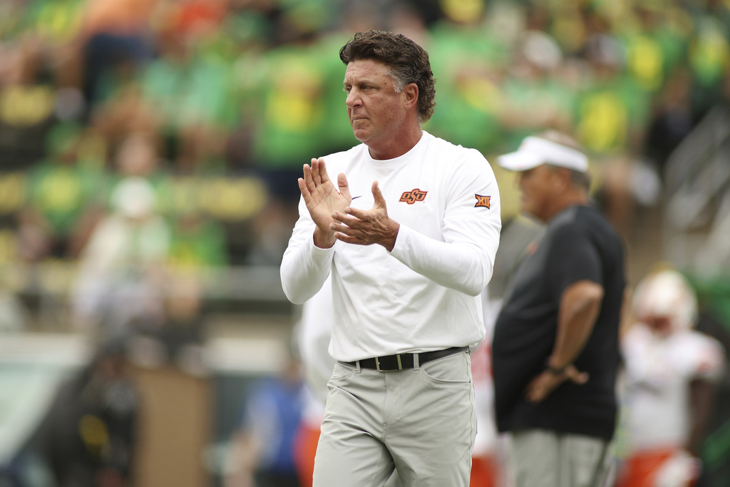 Oklahoma State head coach Mike Gundy watches warmups before an NCAA college football game against Oregon, Saturday, Sept. 6, 2025, in Eugene, Ore. (AP Photo/Lydia Ely)