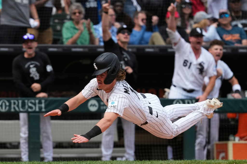 Chicago White Sox's Chase Meidroth scores on a one-run single by Tristan Peters during the seventh inning of a baseball game against the Detroit Tigers in Chicago, Sunday, May 31, 2026. (AP Photo/Nam Y. Huh)