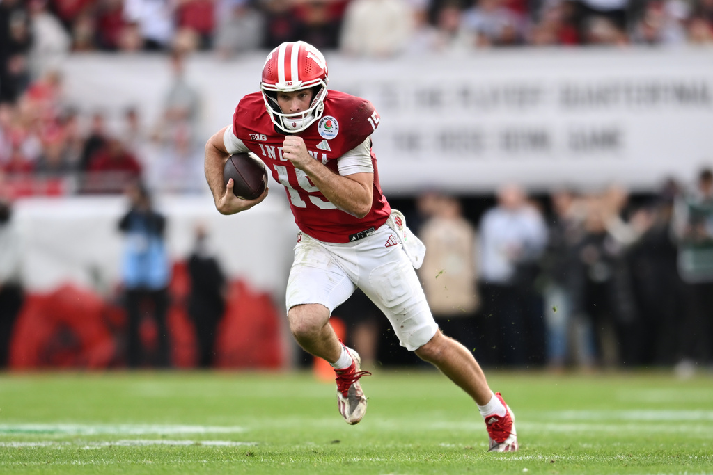 Indiana quarterback Fernando Mendoza (15) rolls out during the second half of the Rose Bowl College Football Playoff quarterfinal game against Alabama Thursday, Jan. 1, 2026, in Pasadena, Calif. (AP Photo/Kyusung Gong)