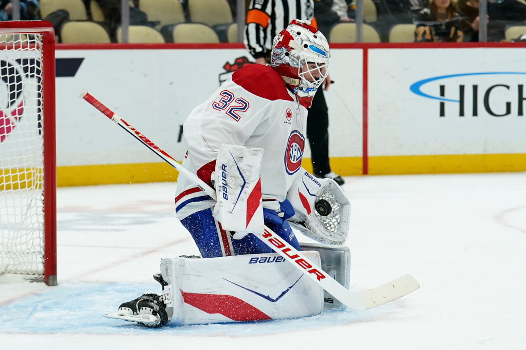 Montréal Canadiens goaltender Jacob Fowler (32) makes a save during the second period of an NHL hockey game against the Pittsburgh Penguins, Thursday, Dec. 11, 2025, in Pittsburgh. (Matt Freed/Pittsburgh Post-Gazette via AP)