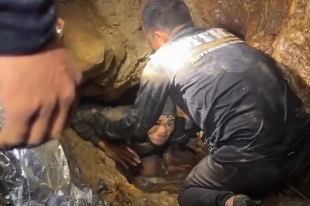 This video grab provided by Metta Tham Rescue Kalasin, shows rescuers evacuating the first of five villagers, center, who had been trapped in a cave in Xaisomboun province, Laos, Friday, May 29, 2026. (Metta Tham Rescue Kalasin via AP)