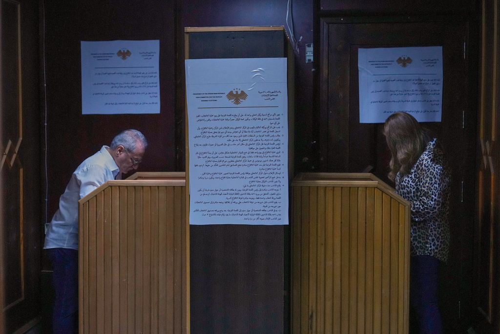 A Syrian electoral college member fills his ballot at the secret room during a parliamentary election at Latakia's Governor ballot station, in the coastal city of Latakia, Syria, Sunday, Oct. 5, 2025. (AP Photo/Hussein Malla)