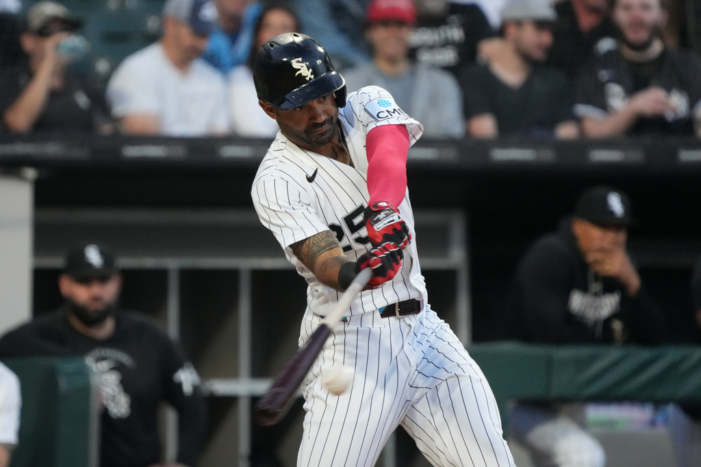 Chicago White Sox's Derek Hill hits a one-run single against the Atlanta Braves during the fourth inning in a baseball game, Wednesday, June 10, 2026, in Chicago. (AP Photo/David Banks)
