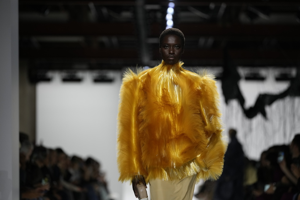 A model wears a creation during the Bottega Veneta women's Spring-Summer 2026 fashion show, in Milan, Italy, Saturday, Sept. 27, 2025. (AP Photo/Luca Bruno)