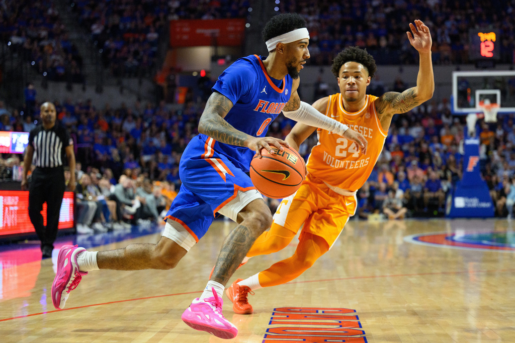 Florida guard Boogie Fland (0) drives during the second half of an NCAA college basketball game against Tennessee, Saturday, Jan. 10, 2026, in Gainesville, Fla. (AP Photo/Noah Lantor)