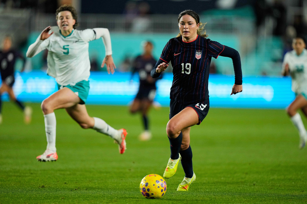United States forward Emma Sears (19) advances the ball during the second half of a women's international friendly soccer match against New Zealand, Wednesday, Oct. 29, 2025, in Kansas City, Mo. (AP Photo/Charlie Riedel)