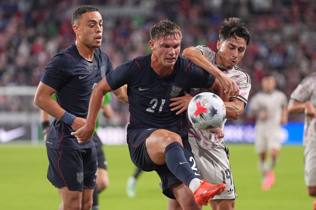United States' Frankie Westfield (21) and Chile's Nils Reichmuth (19) battle for the ball as United States' Sergiño Dest, left, watches battle for the ball during the first half of an international friendly soccer match Tuesday, Sept. 29, 2026, in St. Louis. (AP Photo/Jeff Roberson)