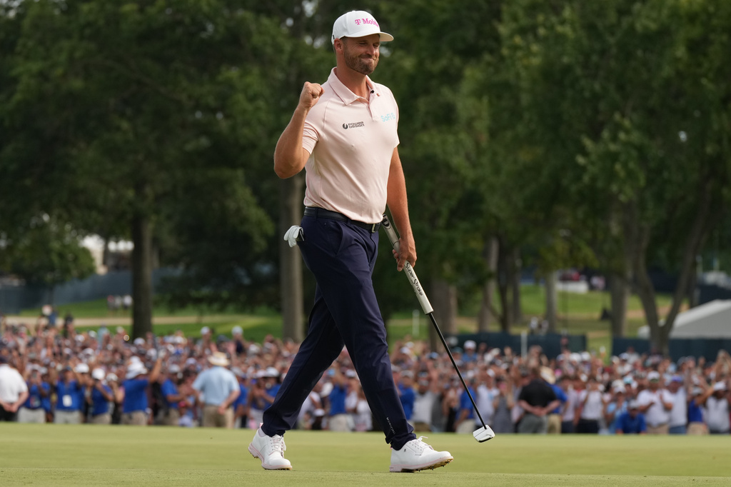 Wyndham Clark celebrates winning on the 18th green in the final round of the BMW Championship golf tournament, Sunday, Aug. 23, 2026, in St. Louis. (AP Photo/Jeff Roberson)
