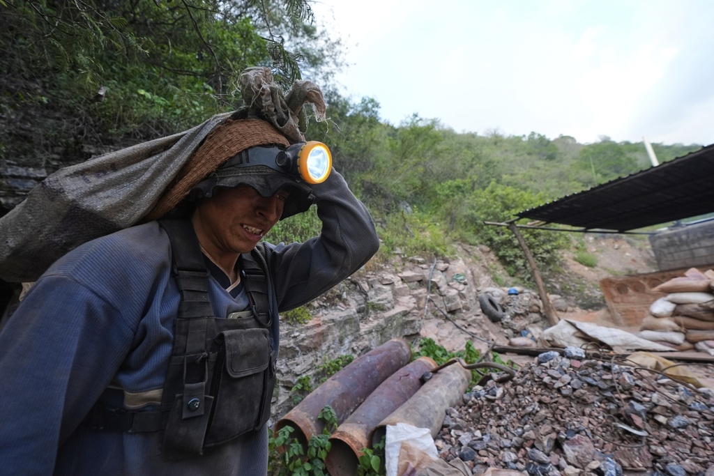 A miner pulls sacks of mercury ore in San Joaquin, Mexico, Tuesday, Aug. 19, 2025. (AP Photo/Fernando Llano)