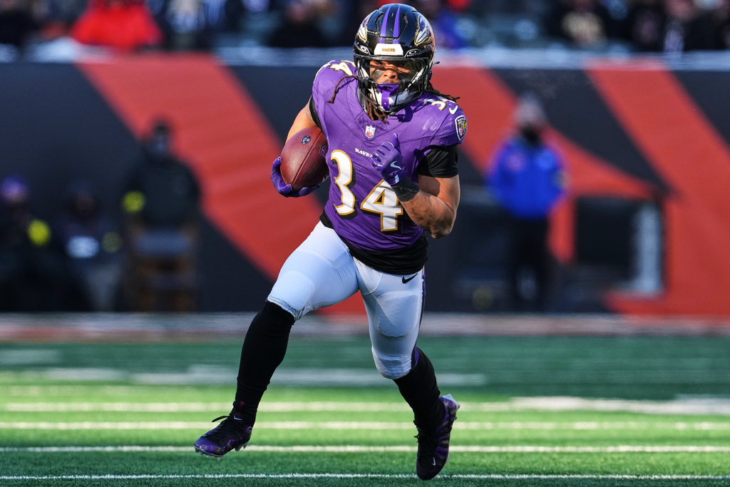 Baltimore Ravens running back Keaton Mitchell (34) runs the ball during the first half of an NFL football game against the Cincinnati Bengals, Sunday, Dec. 14, 2025, in Cincinnati. (AP Photo/Jeff Dean)
