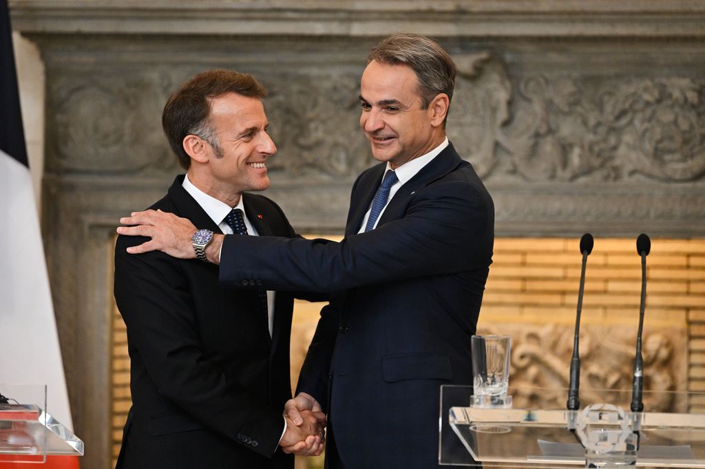 Greece's Prime Minister Kyriakos Mitsotakis, right, shakes hands with France's President Emmanuel Macron after a media conference at Maximos Mansion in Athens, Greece, Saturday, April 25, 2026. (AP Photo/Michael Varaklas)