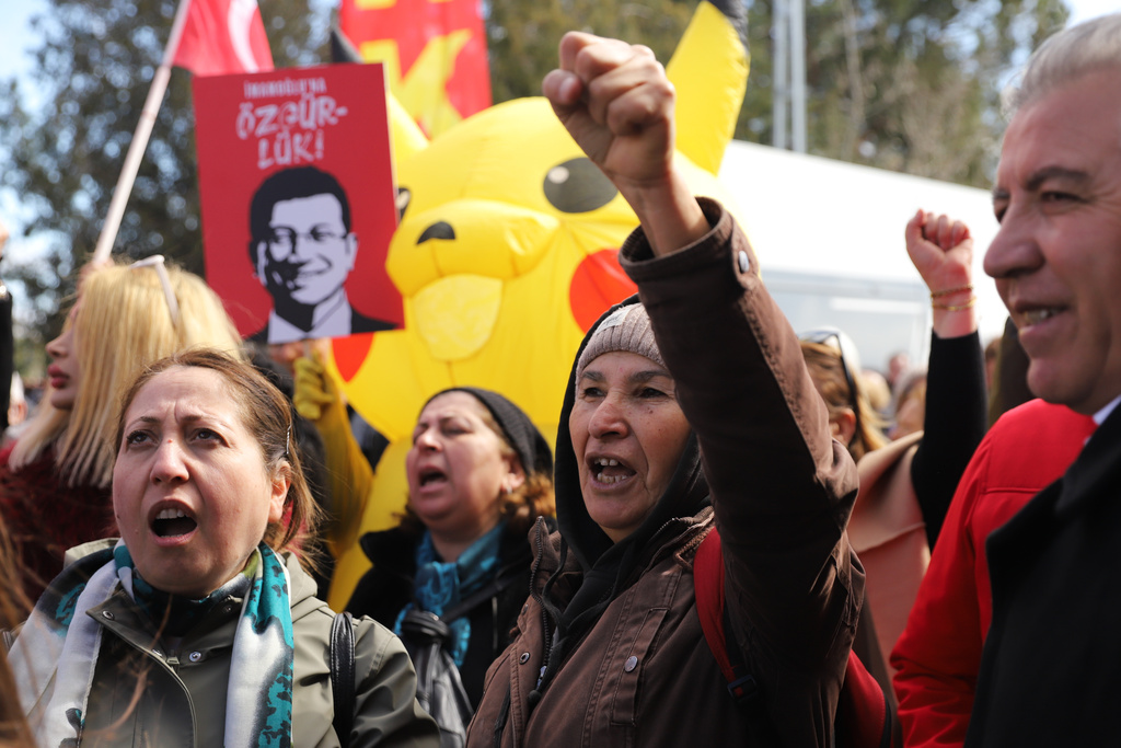 Supporters shout slogans outside Silivri prison, where Istanbul jailed Mayor Ekrem Imamoglu stands trial accused of widespread corruption, west of Istanbul, Turkey, Monday, March 9, 2026. (AP Photo/Dilara Acikgoz)