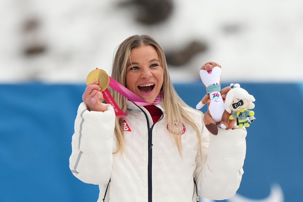 Oksana Masters, of the United States, poses on the podium after winning the gold medal in the cross country skiing women's 10Km interval start sitting final at the 2026 Winter Paralympics, in Tesero, Italy, Wednesday, March 11, 2026. (AP Photo/Evgeniy Maloletka)