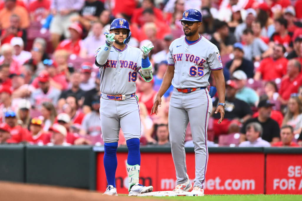 New York Mets' Bo Bichette, left, celebrates after hitting an RBI single during the third inning of a baseball game against the Cincinnati Reds in Cincinnati, Tuesday, June 16, 2026. (AP Photo/Ben Jackson)