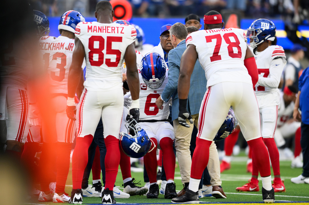 New York Giants quarterback Jaxson Dart (6) is helped up after getting injured during an NFL football game against the Los Angeles Rams in Inglewood, Calif., Monday, Sept. 21, 2026. (AP Photo/Kyusung Gong)