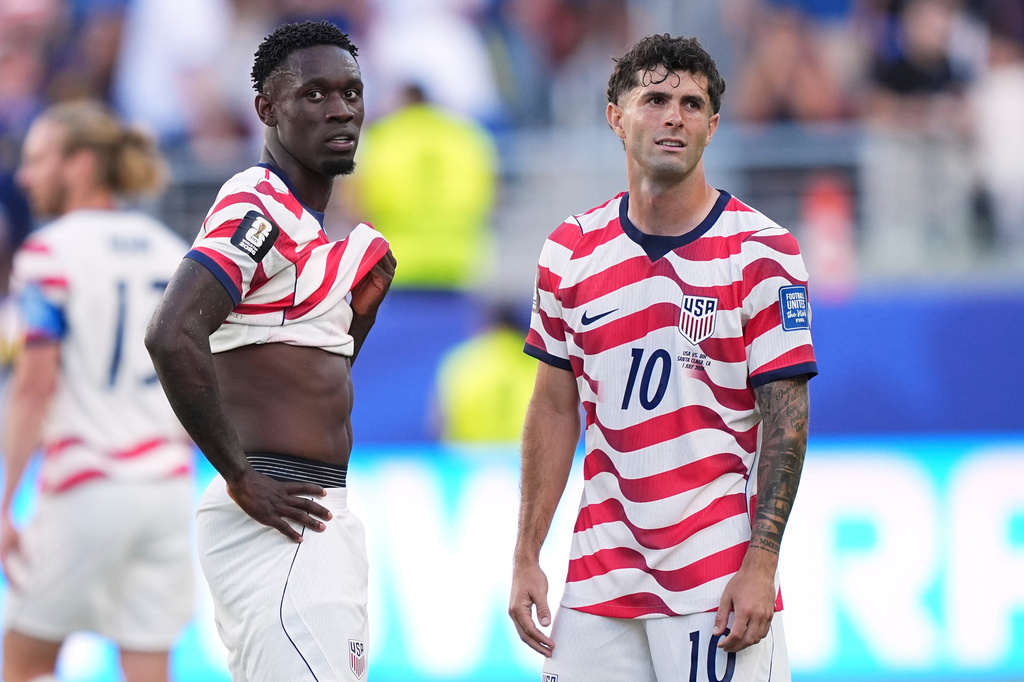 United States' Folarin Balogun (20) and United States' Christian Pulisic (10) stand by after Balogun received a red card during the World Cup round of 32 soccer match between the United States and Bosnia in Santa Clara, Calif., near San Francisco, Wednesday, July 1, 2026. (AP Photo/Martin Meissner)