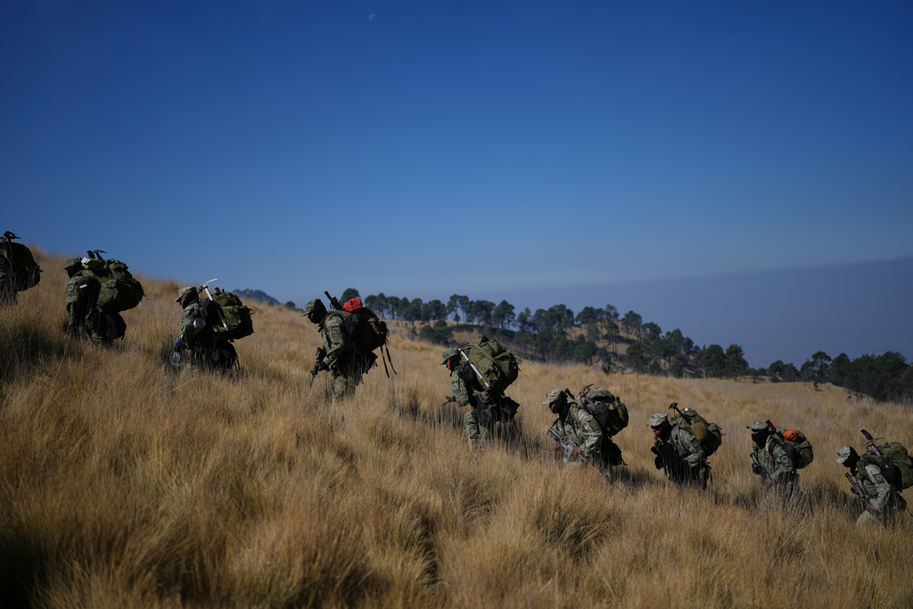 Mexican army soldiers climb the Iztaccíhuatl volcano as part of a special forces training course at Iztaccíhuatl–Popocatépetl National Park, Mexico, Tuesday, March 10, 2026. (AP Photo/Eduardo Verdugo)