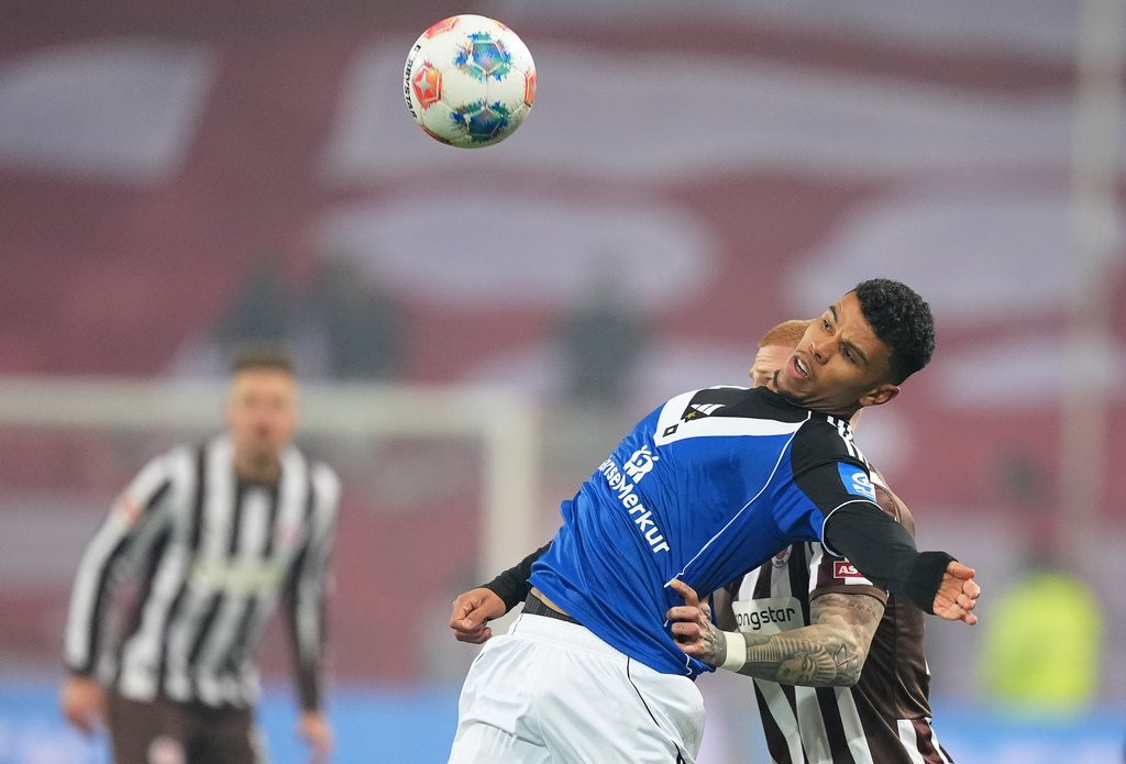 Hamburger's Ransford Königsdörffer, left, and St. Pauli's Louis Oppie in action during the Bundesliga soccer match between St. Pauli and Hamburger in Hamburg, Germany, Friday Jan. 23, 2026. (Marcus Brandt/dpa via AP)