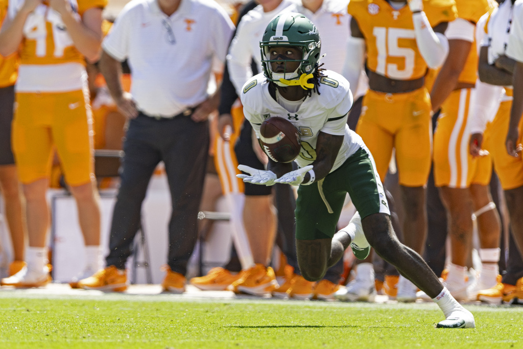 UAB wide receiver Iverson Hooks (0) catches a pass during the first half of an NCAA college football game against Tennessee, Saturday, Sept. 20, 2025, in Knoxville, Tenn. (AP Photo/Wade Payne)