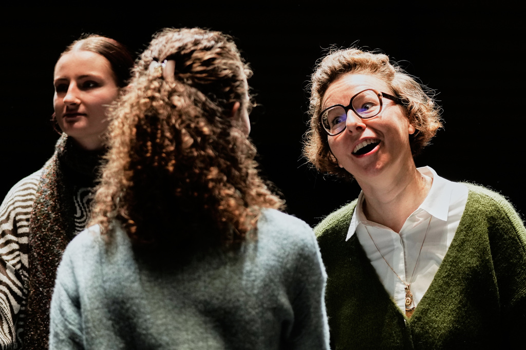CORRECTS TO RÄSS NOT RAESS - Yodel teacher Nadja Räss yodels with students at the HSLU university music department in Lucerne, Switzerland, Wednesday, Oct. 29, 2025. (AP Photo/Michael Probst)
