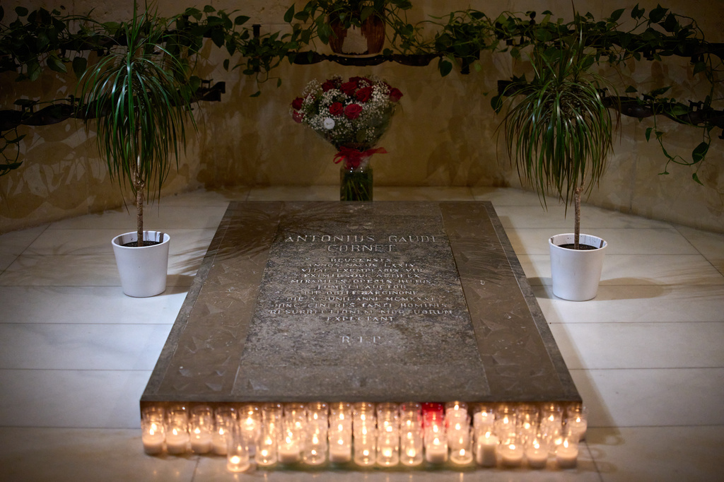 Antoni Gaudí's tomb is photographed inside crypt of Gaudí beneath the Sagrada Família as crowds of visitors fill the basilica above in Barcelona, Spain, May 15, 2026. (AP Photo/Emilio Morenatti)