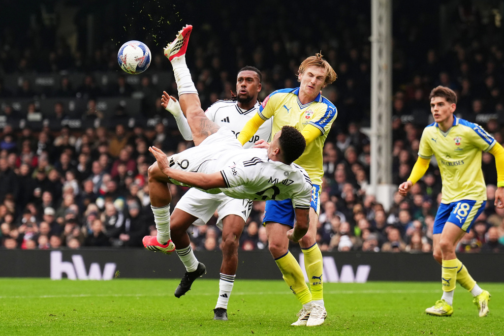 Fulham's Rodrigo Muniz attempts an overhead kick during the English FA Cup fifth round soccer match between Fulham and Southampton in London, Sunday March 8, 2026. (John Walton/PA via AP)
