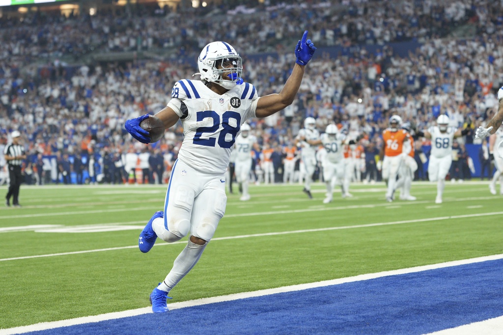 Indianapolis Colts running back Jonathan Taylor (28) runs in for a touchdown during the first half an NFL football game against the Denver Broncos, Sunday, Sept. 14, 2025, in Indianapolis. (AP Photo/AJ Mast)