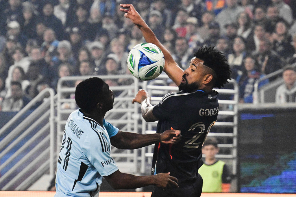 San Diego FC midfielder Anibal Godoy (20), right, fights for the ball with Minnesota United forward Bongokuhle Hlongwane (21) during the first half of MLS soccer's Western Conference semifinal Monday, Nov. 24, 2025, in San Diego. (AP Photo/Denis Poroy)