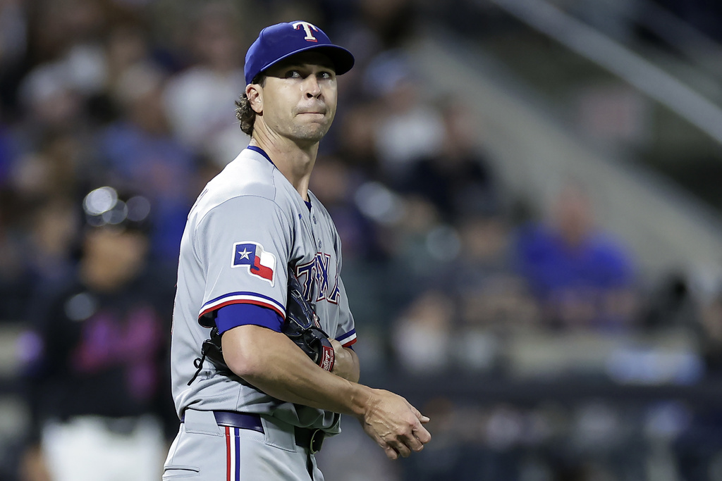 Texas Rangers pitcher Jacob deGrom reacts during the fifth inning of a baseball game against the New York Mets, Friday, Sept. 12, 2025, in New York. (AP Photo/Adam Hunger)
