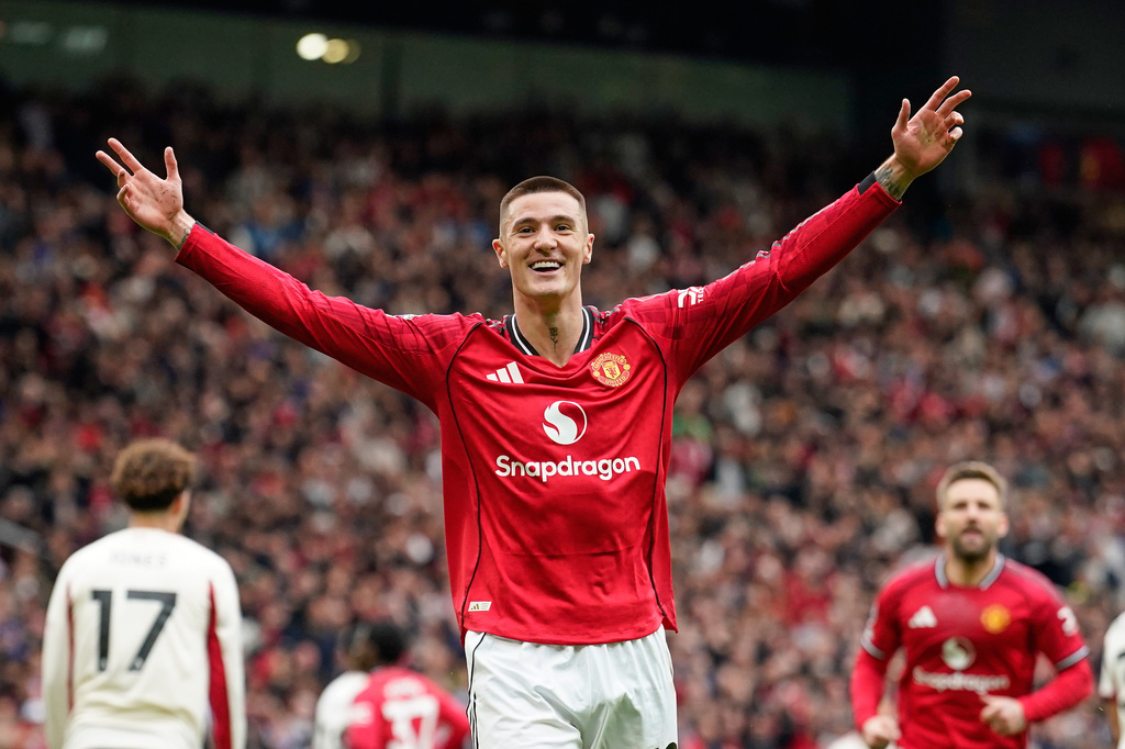 Manchester United's Benjamin Sesko celebrates after scoring his side's second goal during the English Premier League soccer match between Manchester United and Liverpool in Manchester, England, Sunday, May 3, 2026. (AP Photo/Dave Thompson)