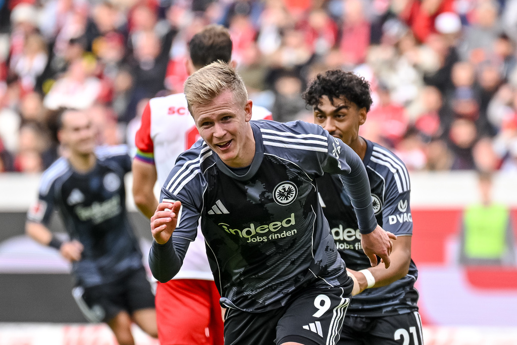 Eintracht Frankfurt's Jonathan Burkardt celebrates scoring a goal, during a German Bundesliga soccer match between SC Freiburg and Eintracht Frankfurt, in Freiburg im Breisgau, Germany, Sunday, Oct. 19, 2025. (Harry Langer/dpa via AP)