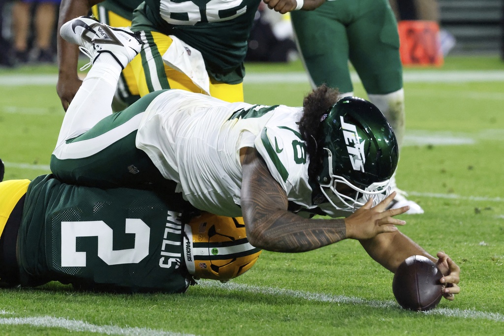 New York Jets' Jay Tufele recovers a fumble after Green Bay Packers' Malik Willis was stip sacked during the first half of a preseason NFL football game Saturday, Aug. 9, 2025, in Green Bay, Wis. (AP Photo/Mike Roemer)